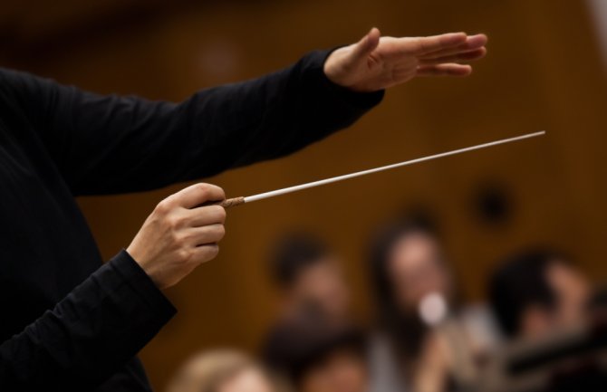 Neobičan peh na koncertu: Dirigentu spale pantalone, svi se slatko nasmijali (FOTO)