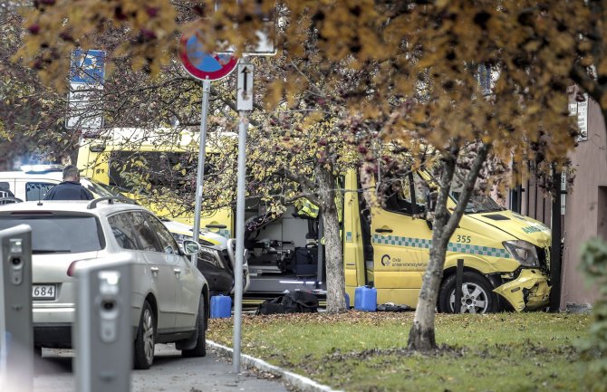 Oslo: Ukrao vozilo hitne pomoći i naletio na prolaznike, povrijeđene dvije bebe