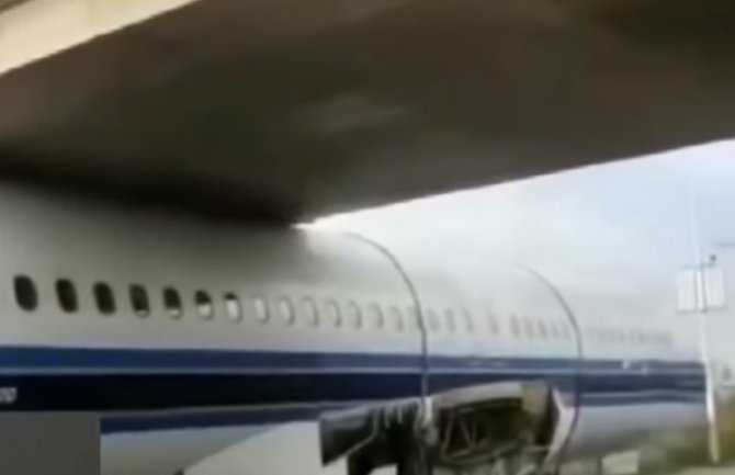 Pilot uspio da za kratko vrijeme izvuče avion ispod mosta (VIDEO)