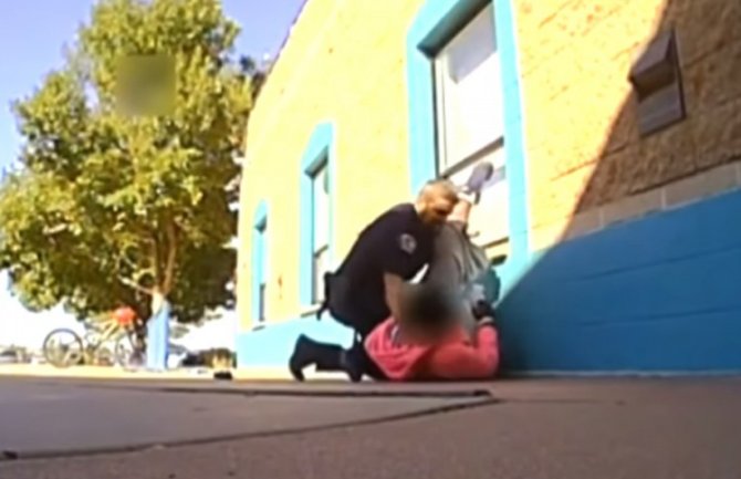 Policajac pretukao učenicu jer je uzela previše mlijeka iz kantine(VIDEO)