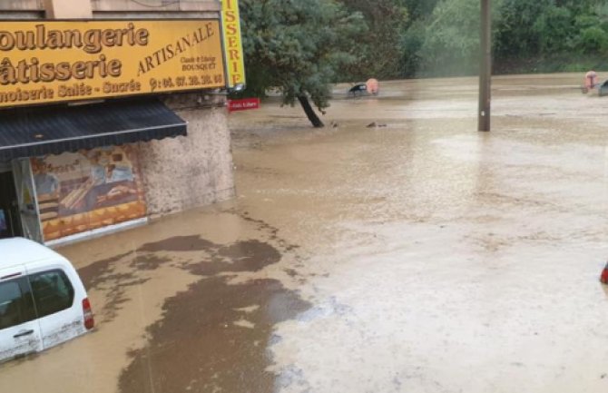 Jug Francuske pogodile oluje i poplave, stradale tri osobe(VIDEO)