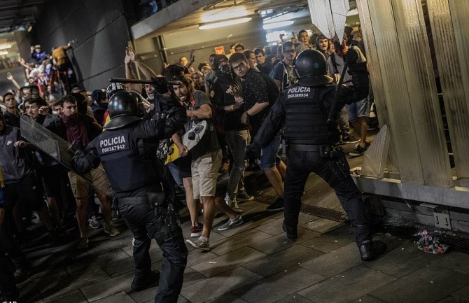Nastavljeni neredi u Barseloni, povrijeđeno šest osoba(VIDEO)