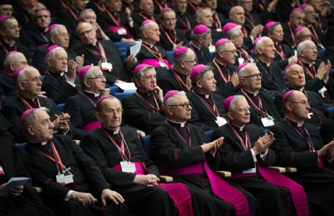 Biskupi predlažu da i oženjeni muškarci budu sveštenici