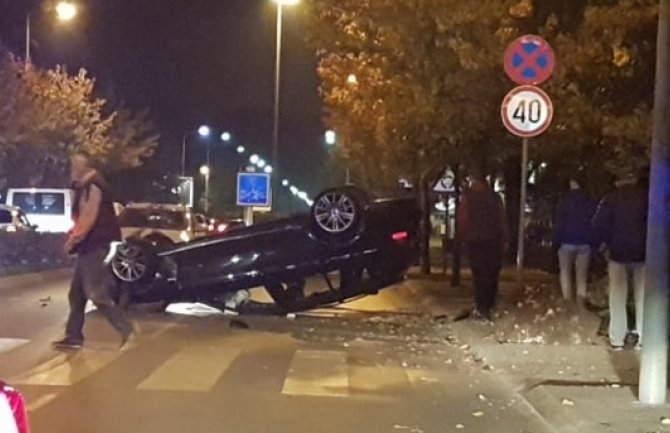 Nezgoda u Nikšiću: Dvije osobe povrijeđene, automobil završio na krovu