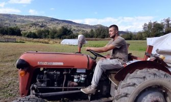 Obrad Femić, inženjer svoj na svome u voćnjaku i na njivi:  Od sela može da se živi pristojno, ali mora da se radi (VIDEO)
