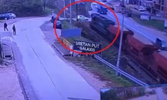 Voz se zakucao u automobil na pruzi, jedna osoba povrijeđena (VIDEO)