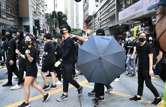 Hongkong: Policija pod punom opremom za razbijanje demonstracija, više od 3.000 ljudi u parku(VIDEO)