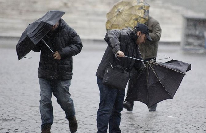Upozorenje Direktorata za vanredne situacije: Jaka kiša i olujni vjetar, građani da se prilagode situaciji