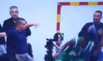 Incident u Baru: Navijač udario gostujućeg košarkaša (VIDEO)
