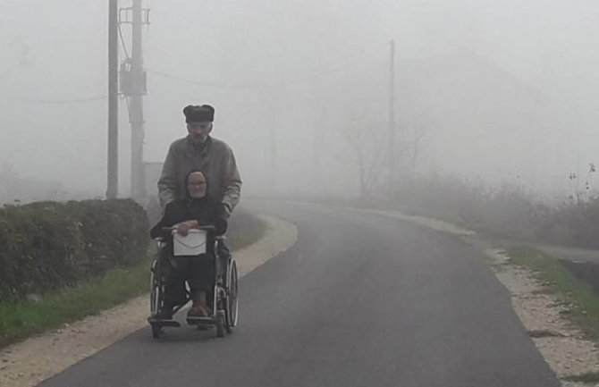 Ništa mu za nju nije teško: Stevan (77) svoju suprugu svakog da 2,5 kilometra vozi u invalidskim kolicima 