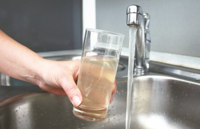 Kako prokuvati vodu namijenjenu za piće i da li je bezbjedno tuširati se mutnom vodom?