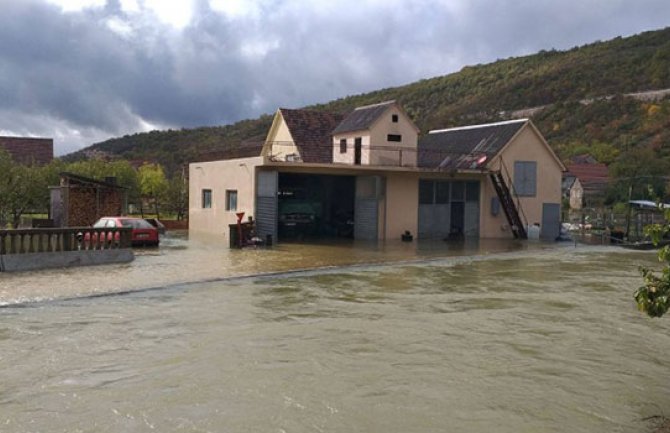 Evakuacija mještana iz nikšićkog sela, izlile se planinske rijeke u Kolašinu, ugrožene kuće(VIDEO)