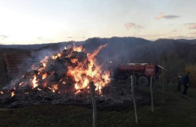 Požar u bjelopoljskom selu Jasen, vatra progutala oko 6 tona sijena