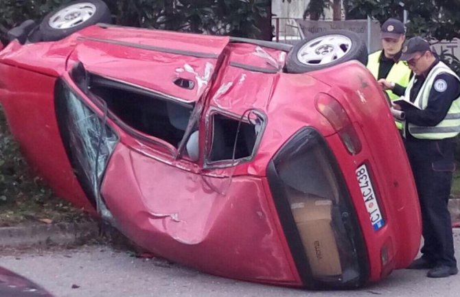 Saobraćajna nezgoda u blizini Delte: Automobil se prevrnuo na sred puta, vozač lakše povrijeđen