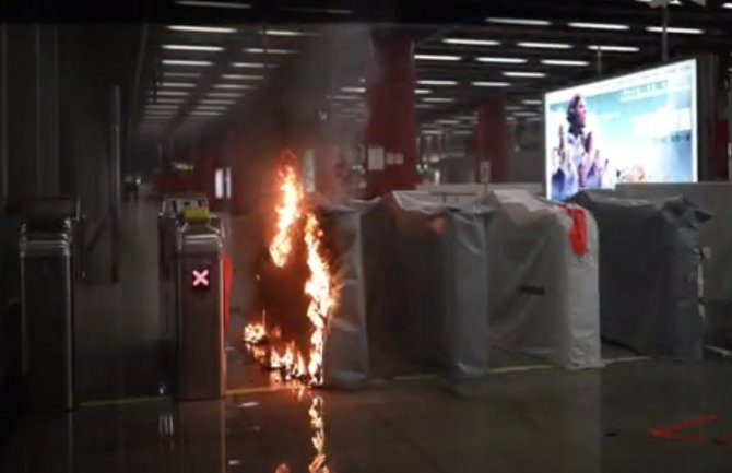 Hongkong: Demonstranti razbijali izloge,neredi i u metrou (VIDEO)