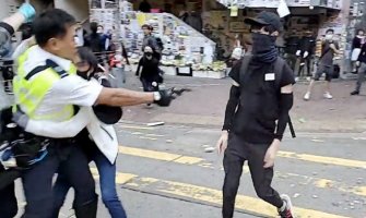 Hongkong: Policajac upucao demonstranta (VIDEO)
