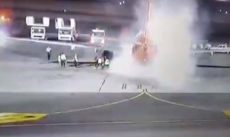 Drama na aerodromskoj pisti: Punom „boingu“ se zapalili točkovi odmah posle slijetanja (VIDEO)