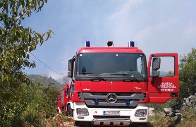 Cetinje: Požar u hotelu Grand, vatrogasci na terenu
