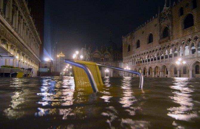 Poplavljena Venecija, pogledajte snimak plivanja na Trgu Svetog Marka (VIDEO/FOTO)