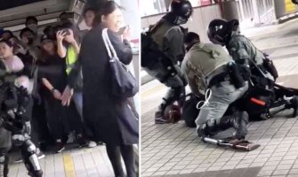 Hongkong: Policija biber sprejom na trudnicu, oborili je na zemlju(VIDEO)