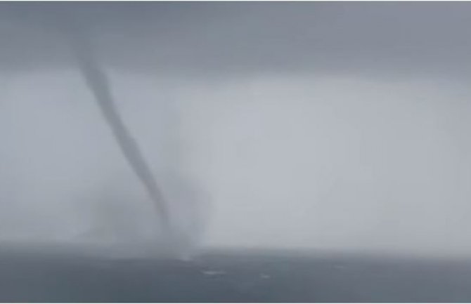 Oluja na Jadranu i dalje zadaje probleme, pijavice i talasi (VIDEO)