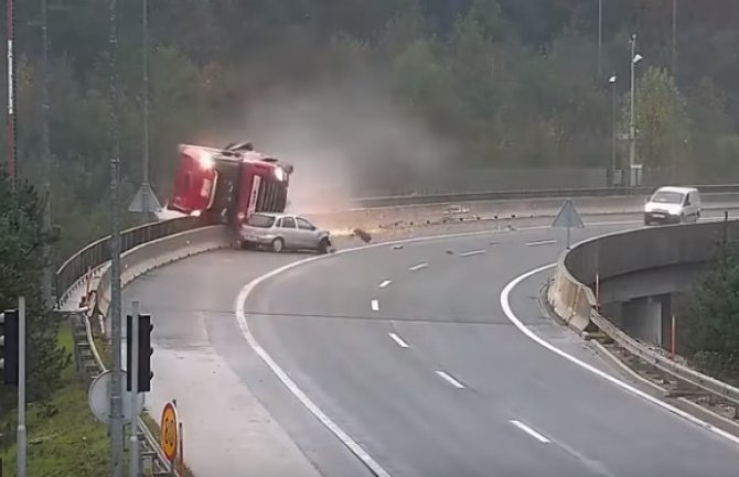 Stravičan udes u Sloveniji: Nakon sudara kamion sletio s nadvožnjaka, vozač stradao (VIDEO)