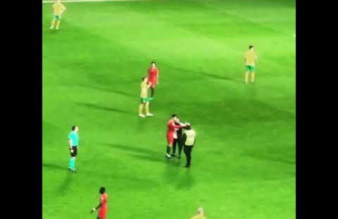 Navijač uletio na teren da se slika sa Ronaldom(VIDEO)