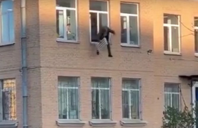 Moskva: Pobjegao iz policijski stanice kroz prozor, sa radijatorom oko ruke (VIDEO)