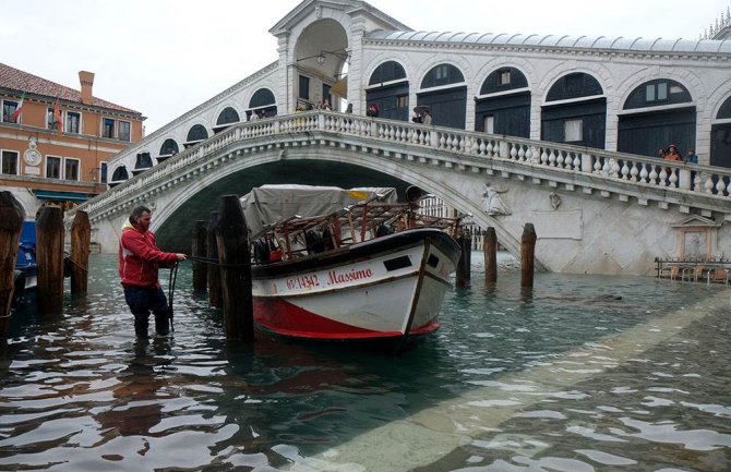 U Veneciji čekaju novi plimni talas