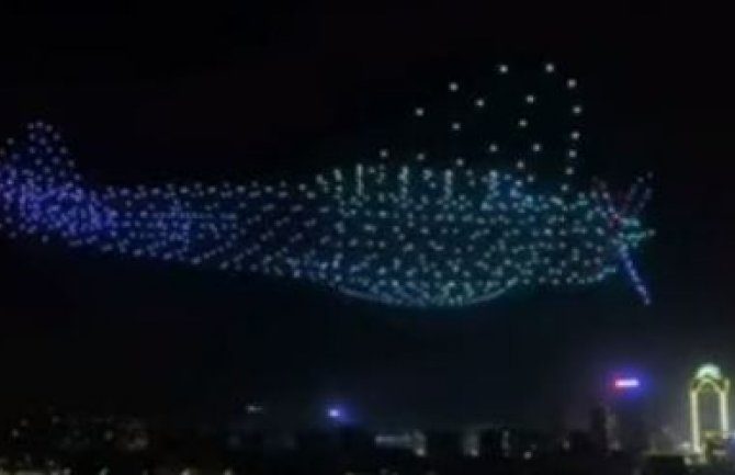 Facsinantni prizori u Kini: Od nekoliko stotina dronova napravljen oblik aviona (VIDEO)