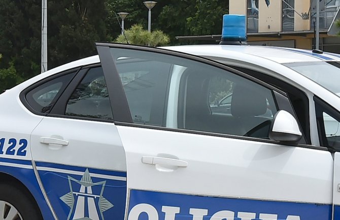 Filmska potjera u Podgorici: Ukrao vozilo, jurilo ga 6 patrola, slupao tri automobila, stubove...