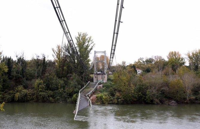  Srušio se viseći most: Vozila upala u rijeku, poginuli tinejdžerka i vozač kamiona