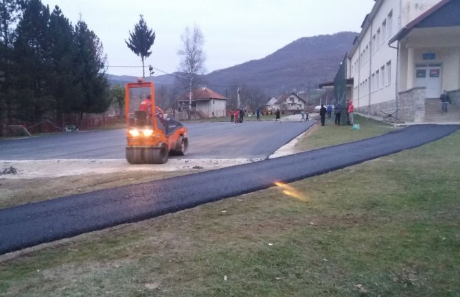 Kompanija Bemax donirala Loznoj asfalt za izgradnju školskog poligona i ulicu u dužini od 300 metara 