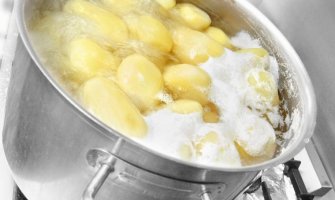 Nikako ne stavljajte krompir u ključalu vodu: Svi prave ove greške kad kuvaju ovu namirnicu (VIDEO)