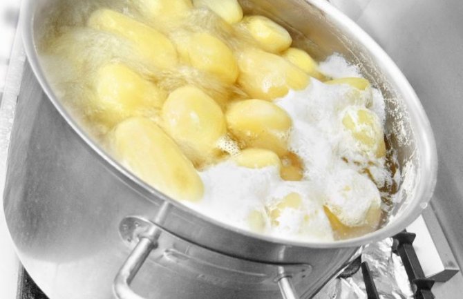 Nikako ne stavljajte krompir u ključalu vodu: Svi prave ove greške kad kuvaju ovu namirnicu (VIDEO)