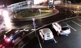 Nesvakidašnji potez vozača: Kroz kružni tok preko trave(VIDEO)