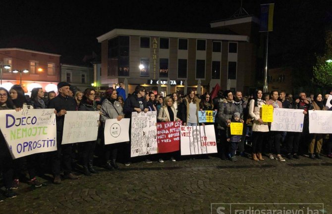 Protesti u Tuzli povodom slučaja tretmana štićenika Zavoda u Pazariću: Djeco, nemojte im oprostiti