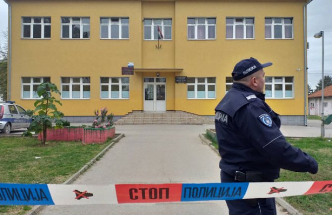 Užas u Srbiji: Upao u školu sa automatskom puškom i počeo da puca