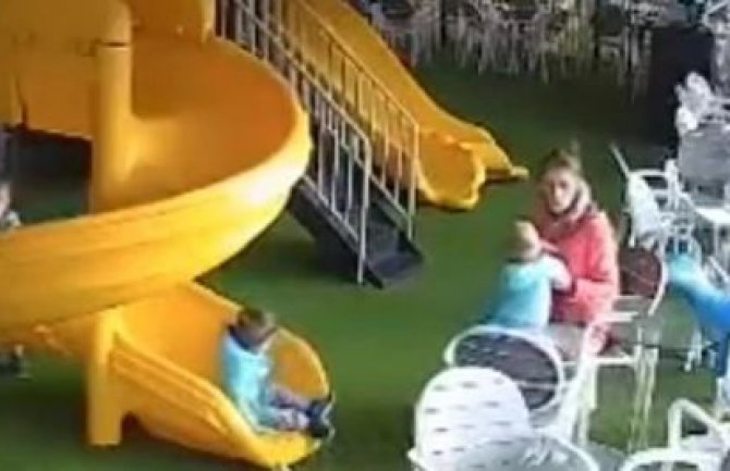 Uhapšena dadilja koja je šamarala dijete u igraonici (VIDEO)