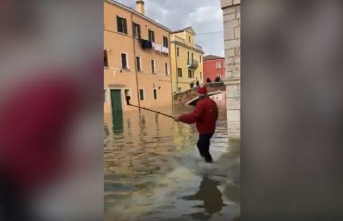 Htio selfijem da “ovekovječi”  poplavu u Veneciji pa potonuo (VIDEO)