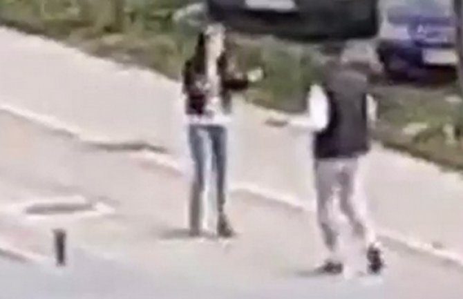 Snimljeno nasilje nasred ulice: Žena jedva ostala na nogama nakon šamara (VIDEO)