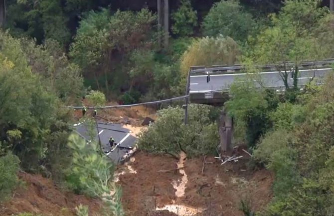 Italija: Zbog obilnih kiša srušio se most na auto-putu (VIDEO)