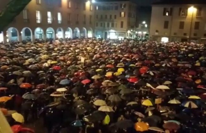 Oko 7 hiljada ljudi pjevalo na kiši 