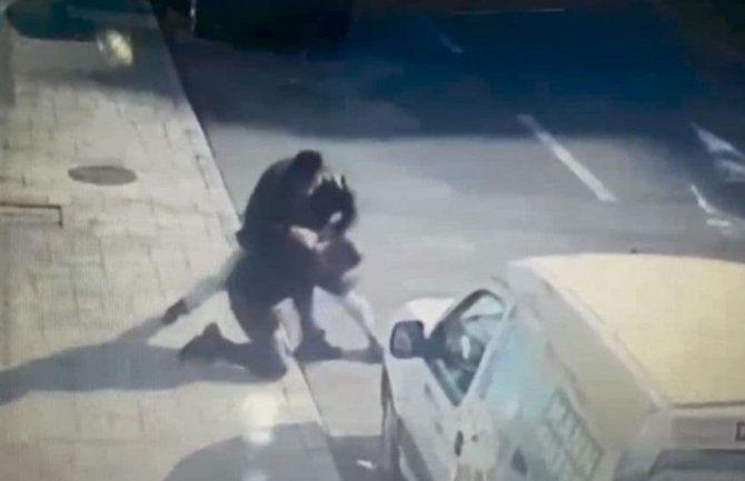 Policajac tukao Podgoričanina pred djecom, koleginica posmatrala