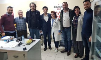 Abazović sa saradnicima posjetio Drač: URA donijela hranu i odjeću, donirali krv u regionalnoj bolnici