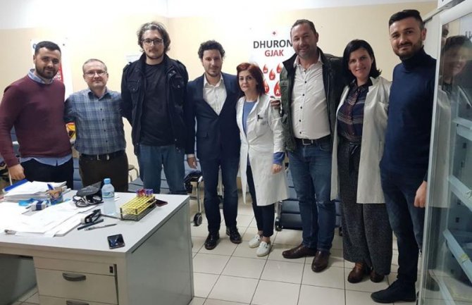 Abazović sa saradnicima posjetio Drač: URA donijela hranu i odjeću, donirali krv u regionalnoj bolnici