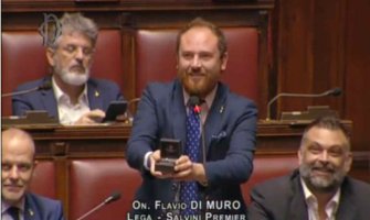 Italija: Poslanik zaprosio koleginicu u parlamentu (VIDEO)