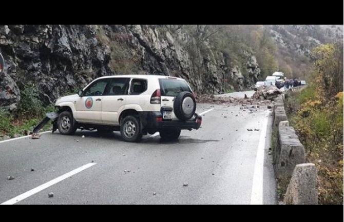 Obrušila se stijena na vozilo, zatvoren put Podgorica-Kolašin(FOTO)