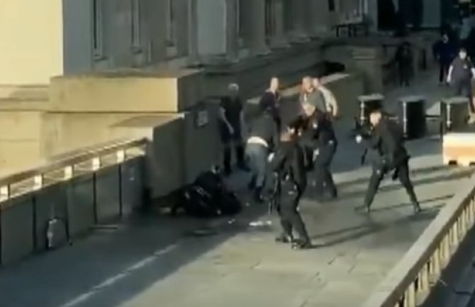 Junak sa Londonskog mosta: Rvao se sa naoružanim teroristom pa otišao u pab sa prijateljima (VIDEO)