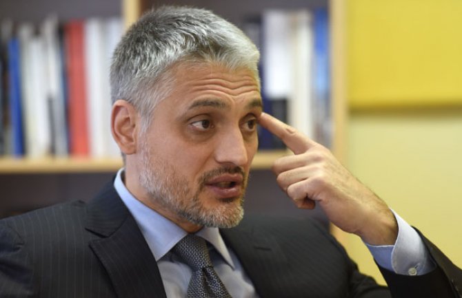 Jovanović: Srbija ima dva i po političara, ostalo su bolidi